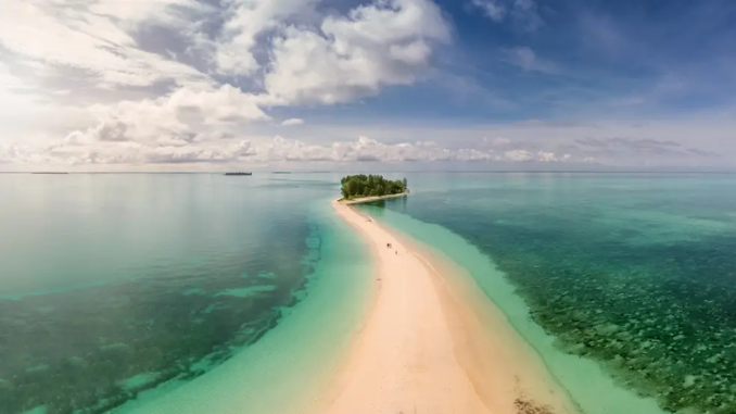 Destinasi Pulau Morotai ini berada di Provinsi Maluku Utara yang saat ini sedang naik daun, simak penjelasannya di bawah ini agar lebih paham. 